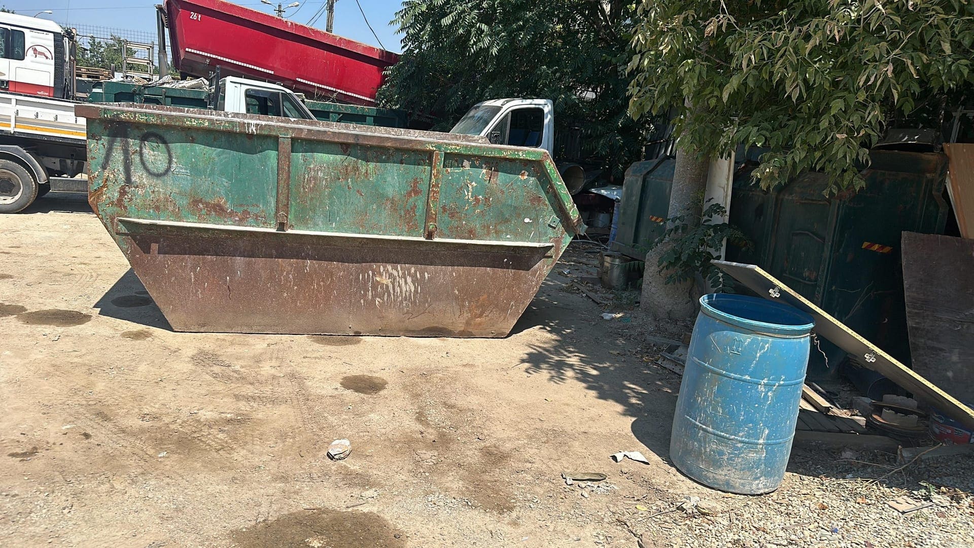 Container moloz verde pentru deșeuri din construcții, gata de livrare în București
