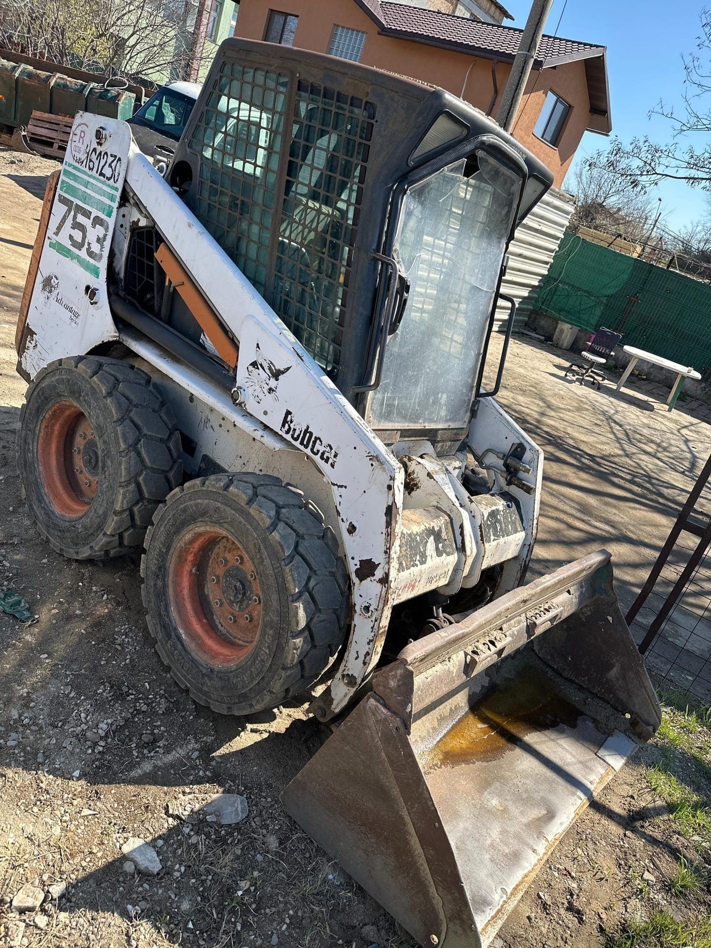 Bobcat 753 (mini-încărcător) închiriat cu operator pentru lucrări în spații restrânse