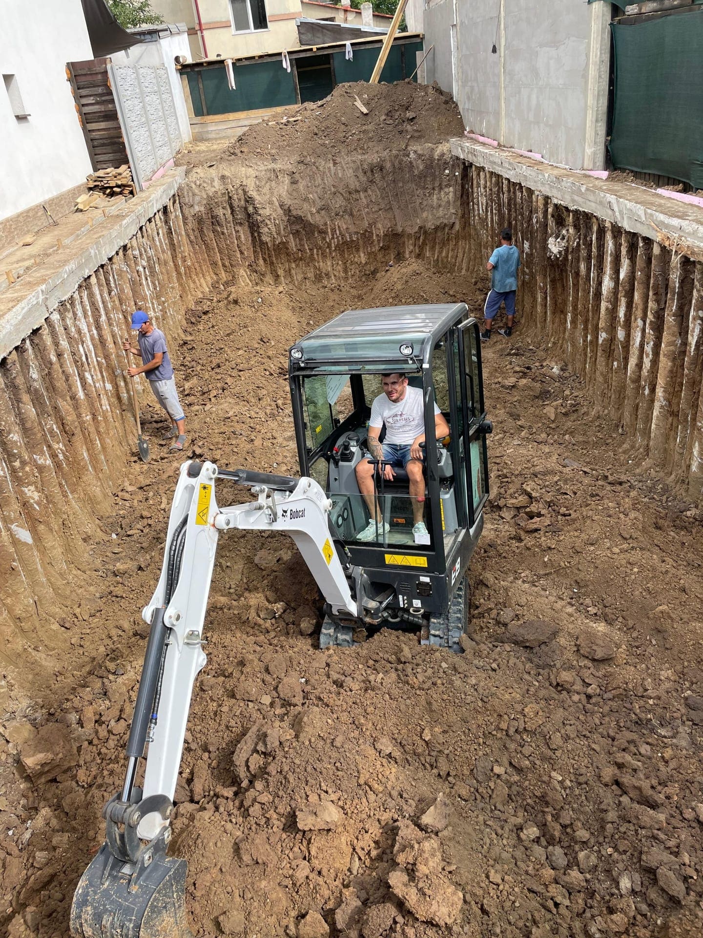 Excavator Bobcat E19 săpând fundația unei case în București